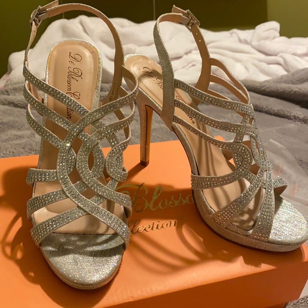 Silver platform strappy 😍